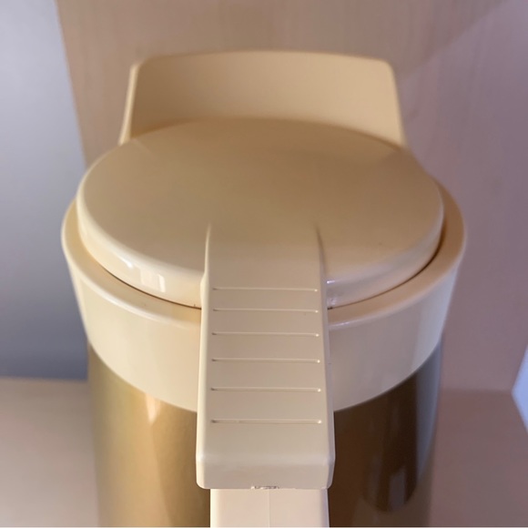 Thermo-Serv Custard and Gold Insulated Server/Pitcher - 6 Cup 10.5” Vintage Rare - Picture 7 of 13